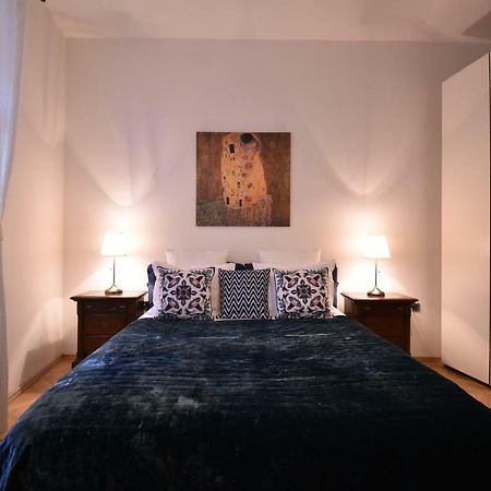 Cozy Flat By The Astronomical Clock Appartamento Praga Esterno foto