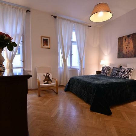 Cozy Flat By The Astronomical Clock Appartamento Praga Esterno foto