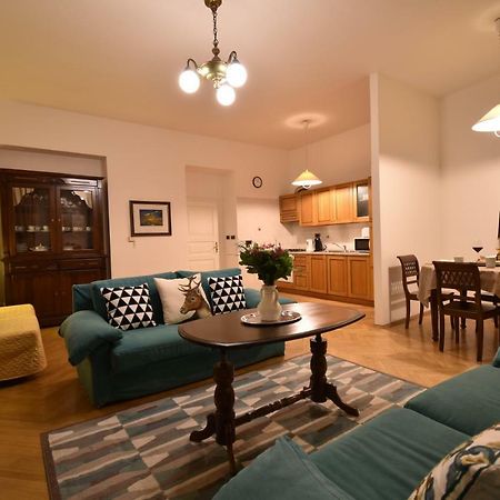 Cozy Flat By The Astronomical Clock Appartamento Praga Esterno foto