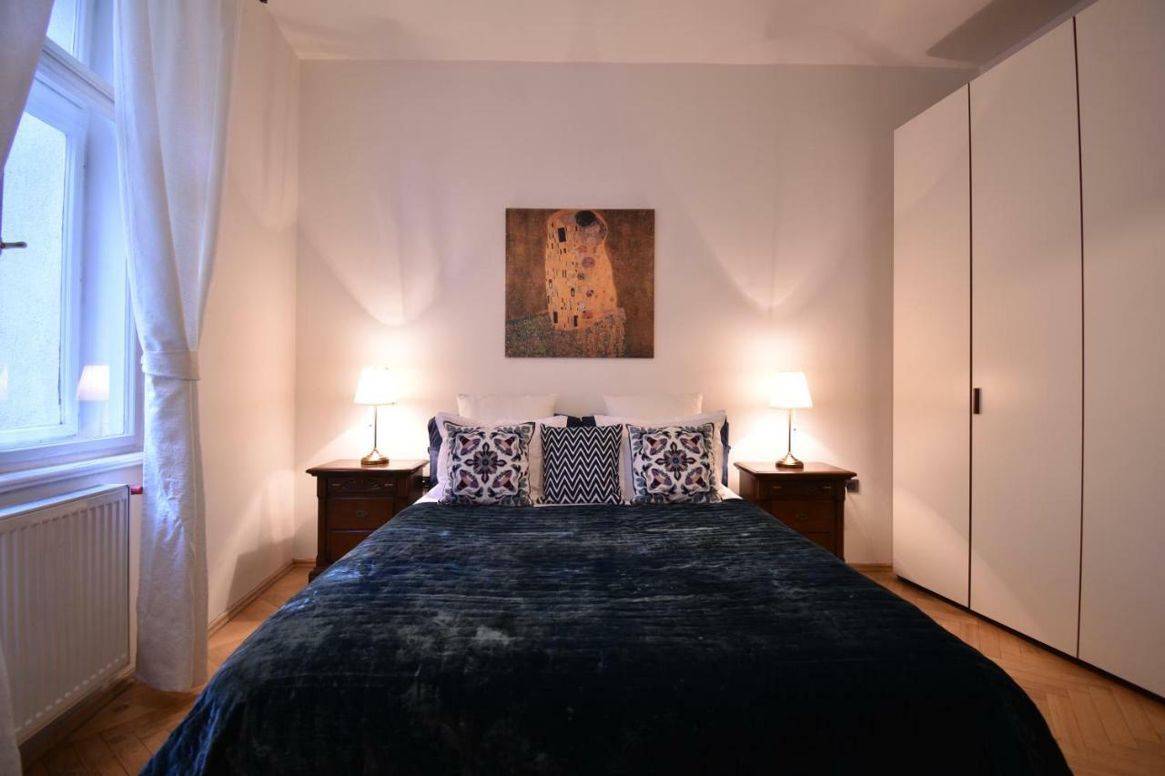 Cozy Flat By The Astronomical Clock Appartamento Praga Esterno foto