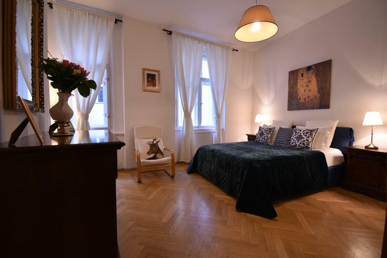 Cozy Flat By The Astronomical Clock Appartamento Praga Esterno foto