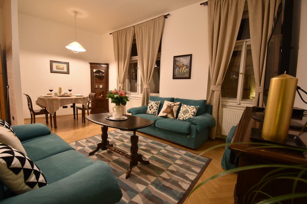 Cozy Flat By The Astronomical Clock Appartamento Praga Esterno foto