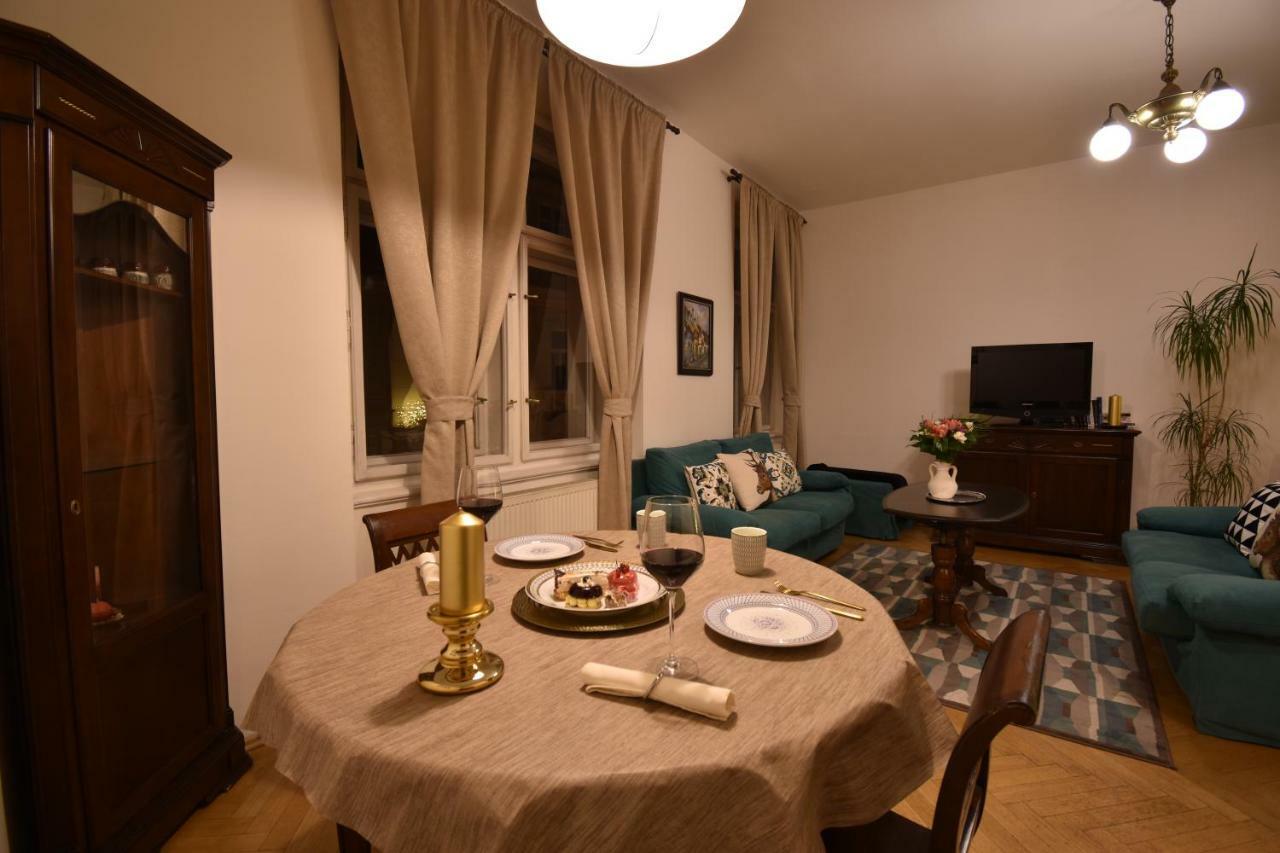 Cozy Flat By The Astronomical Clock Appartamento Praga Esterno foto