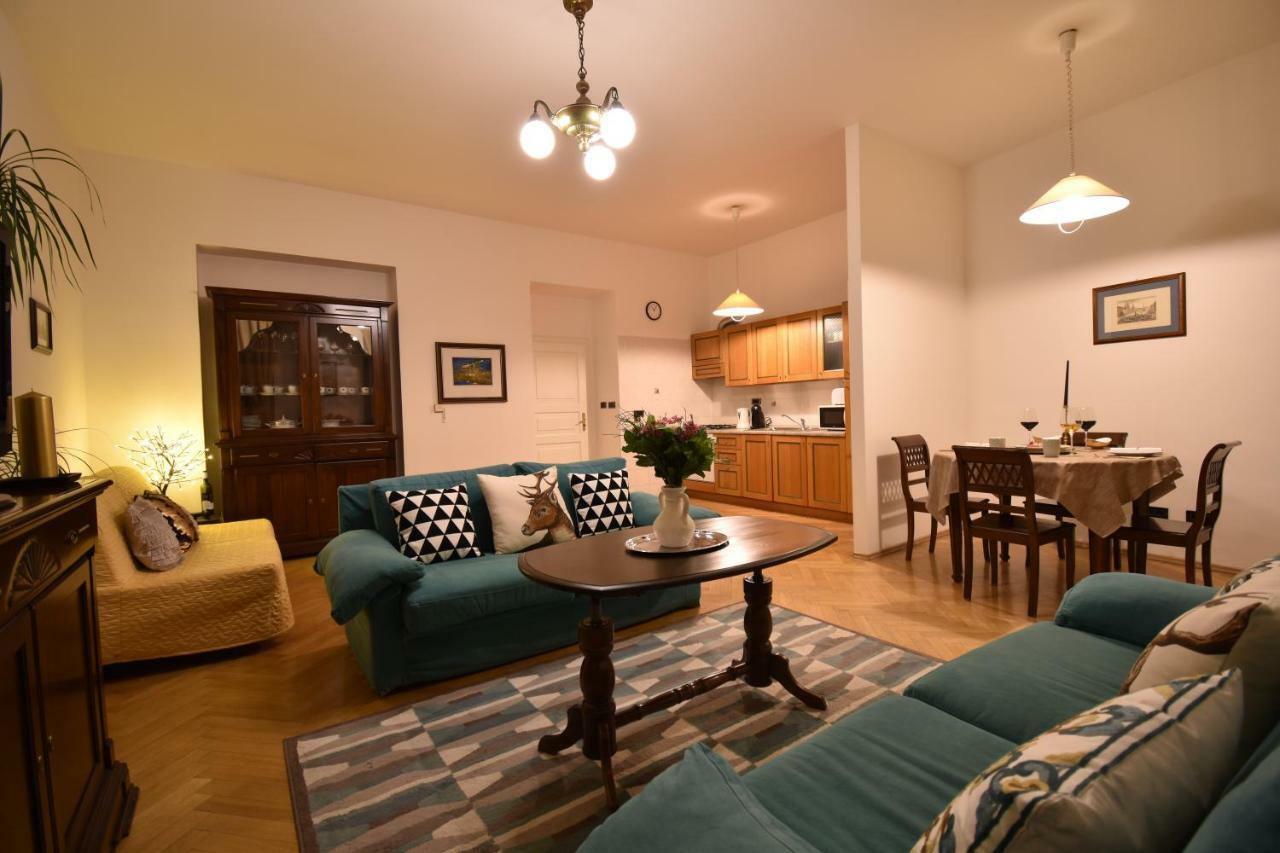 Cozy Flat By The Astronomical Clock Appartamento Praga Esterno foto