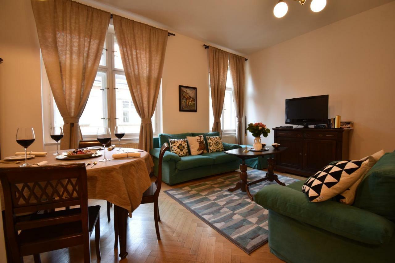 Cozy Flat By The Astronomical Clock Appartamento Praga Esterno foto