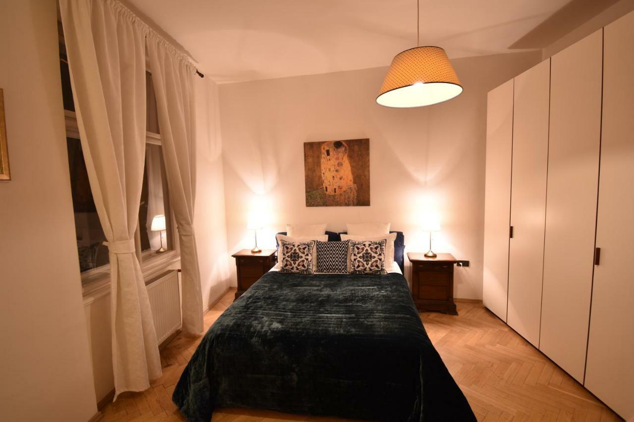 Cozy Flat By The Astronomical Clock Appartamento Praga Esterno foto