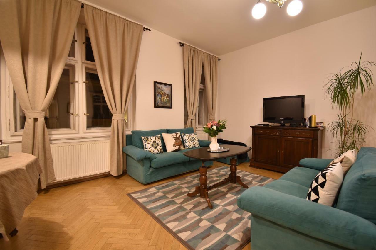 Cozy Flat By The Astronomical Clock Appartamento Praga Esterno foto