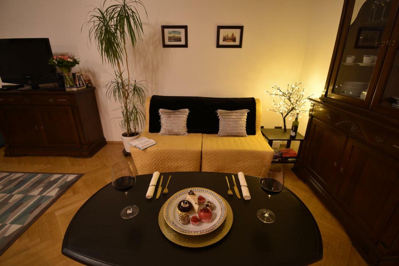Cozy Flat By The Astronomical Clock Appartamento Praga Esterno foto