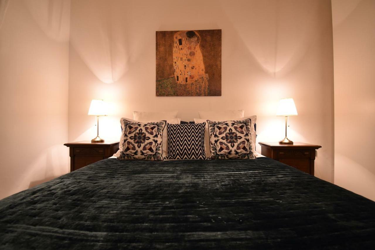 Cozy Flat By The Astronomical Clock Appartamento Praga Esterno foto