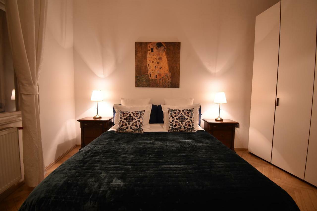 Cozy Flat By The Astronomical Clock Appartamento Praga Esterno foto