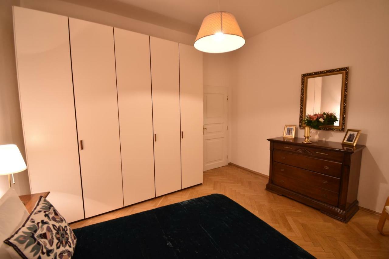 Cozy Flat By The Astronomical Clock Appartamento Praga Esterno foto