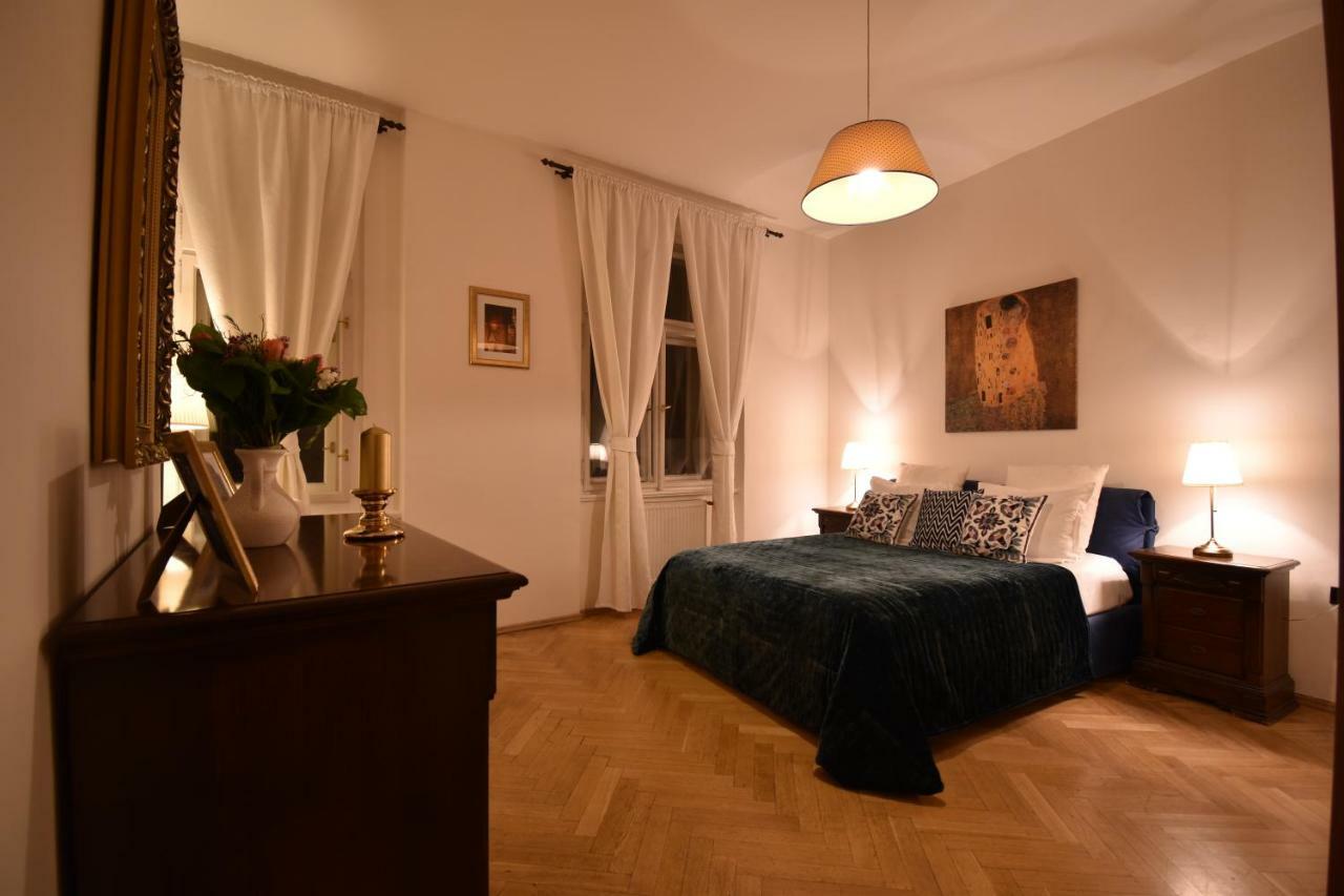Cozy Flat By The Astronomical Clock Appartamento Praga Esterno foto