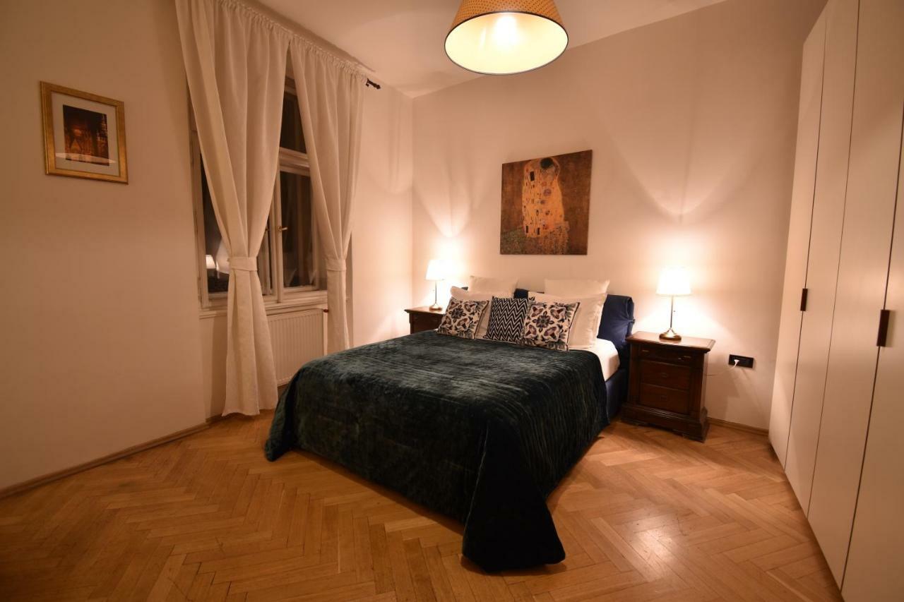 Cozy Flat By The Astronomical Clock Appartamento Praga Esterno foto