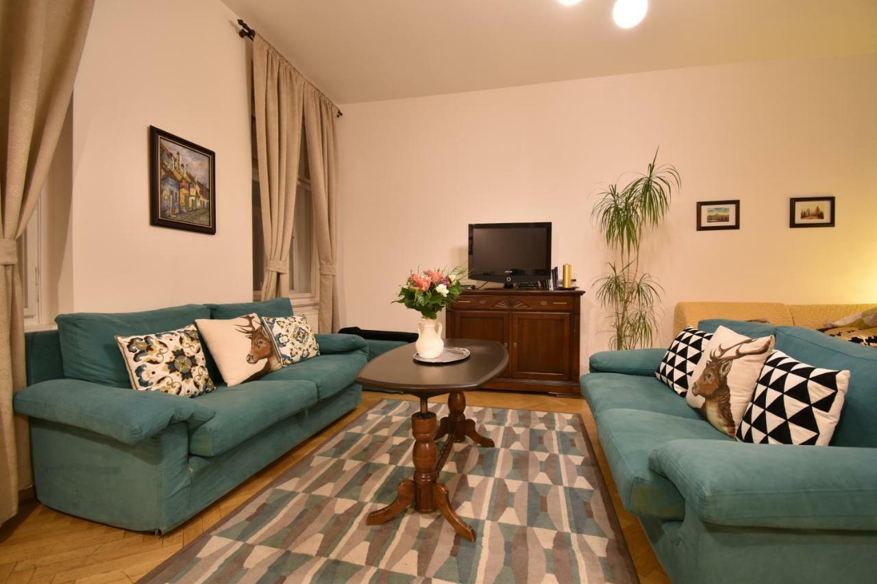 Cozy Flat By The Astronomical Clock Appartamento Praga Esterno foto