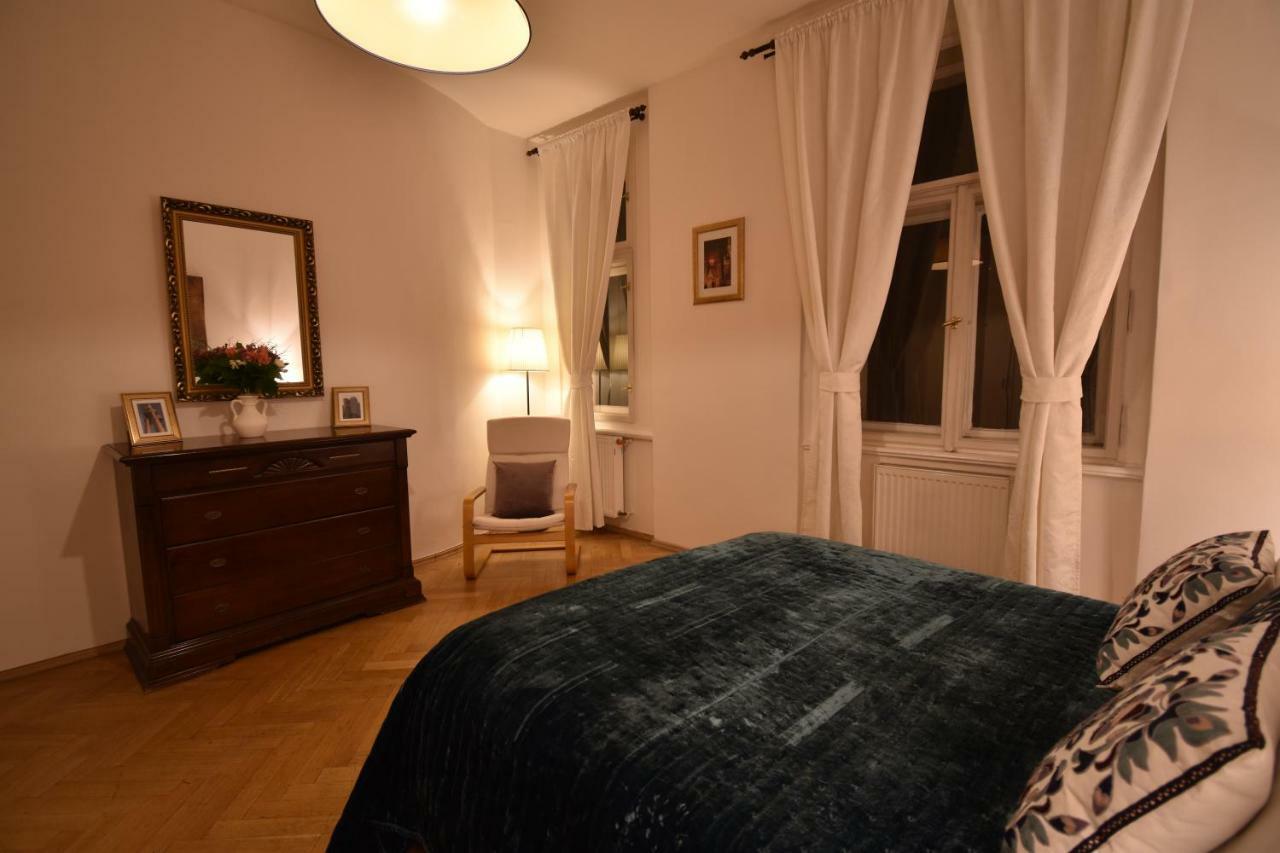 Cozy Flat By The Astronomical Clock Appartamento Praga Esterno foto
