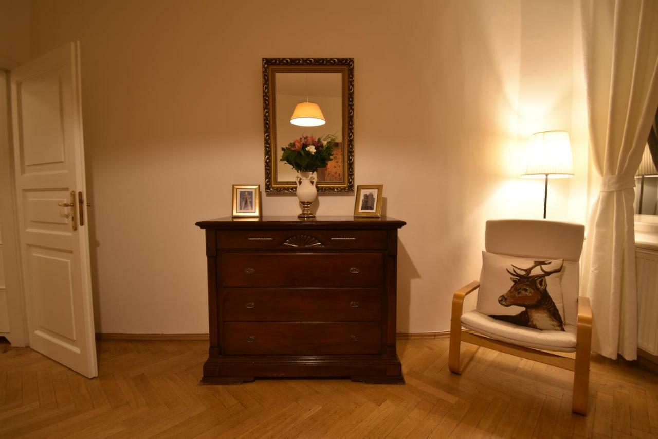 Cozy Flat By The Astronomical Clock Appartamento Praga Esterno foto