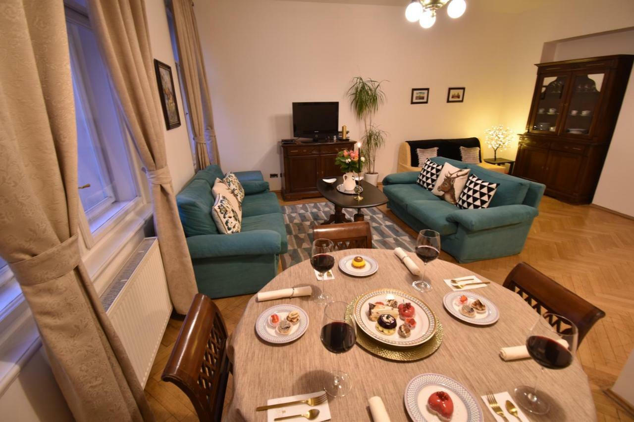 Cozy Flat By The Astronomical Clock Appartamento Praga Esterno foto